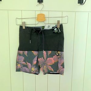 Boys NWT Volvo’s board shorts 6